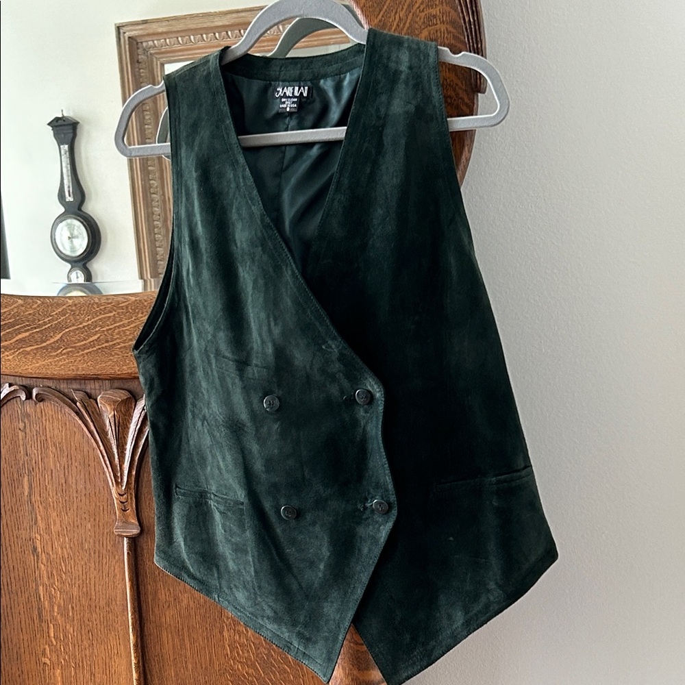 SHEIN Dark Green Women's Vest Armpit to armpit 19”
Length at shortest point 22”